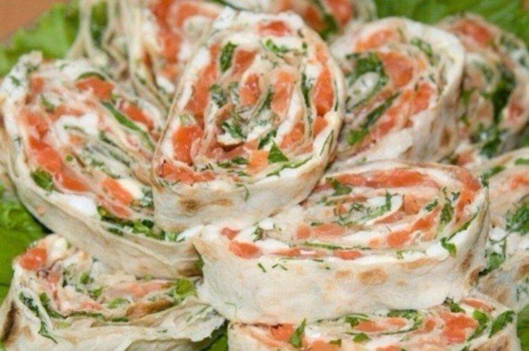 Poisson dans du pain pita avec du fromage blanc