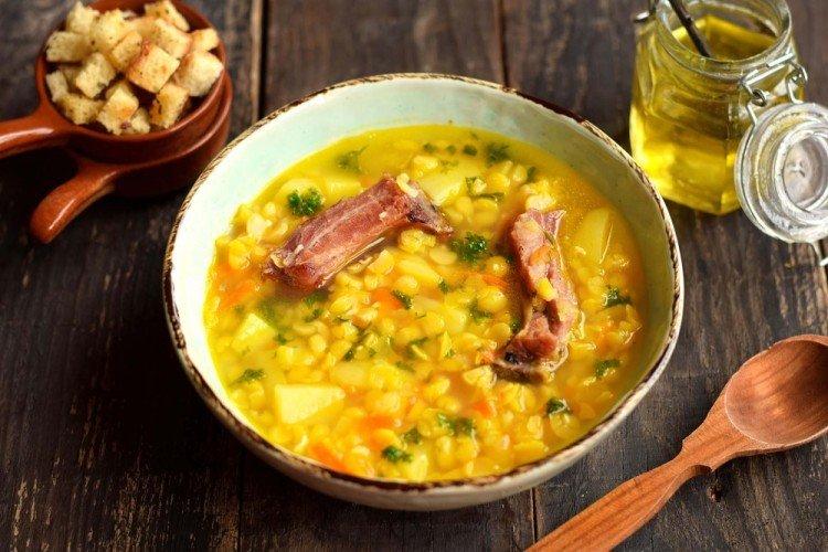 Soupe aux pois avec porc et viandes fumées