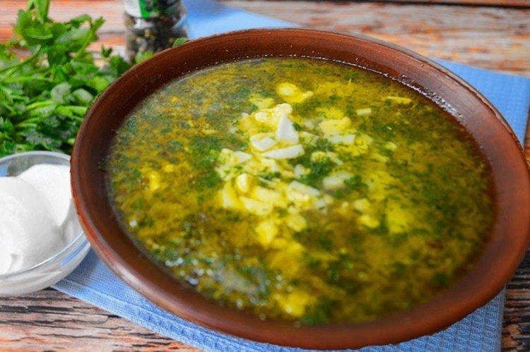 Soupe d'oseille avec riz et crème sure