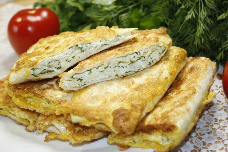 Tartes Lavash avec du fromage cottage et des herbes dans une casserole