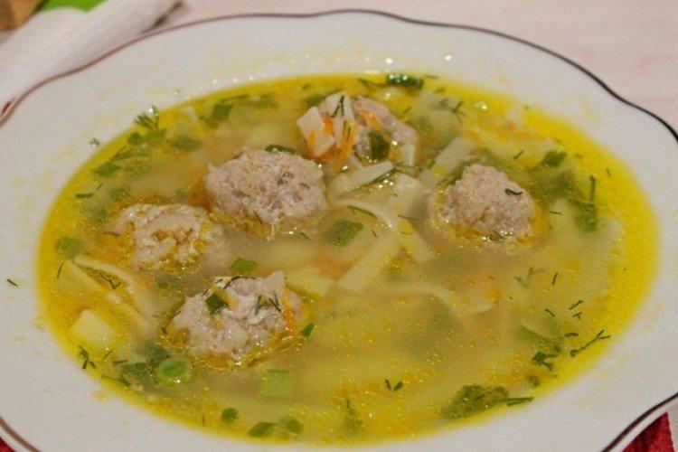Soupe aux haricots mungo avec boulettes de viande et nouilles