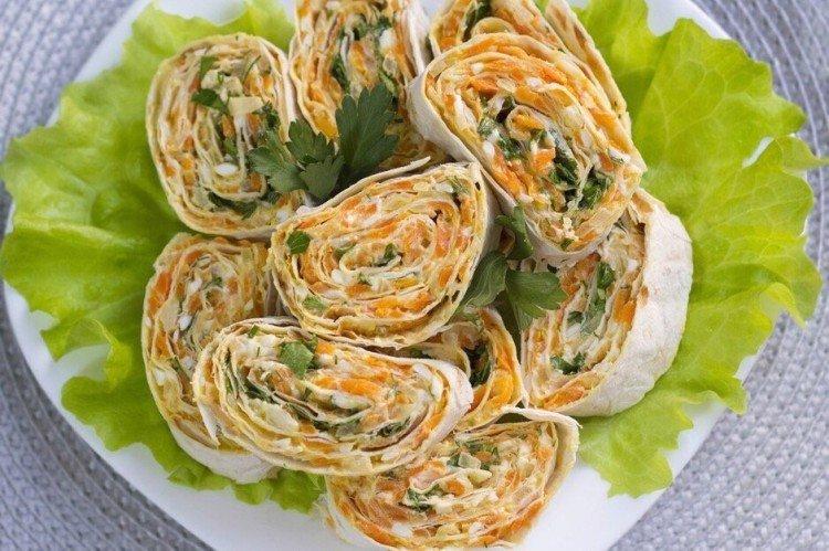 Rouleau de lavash au chou et aux carottes