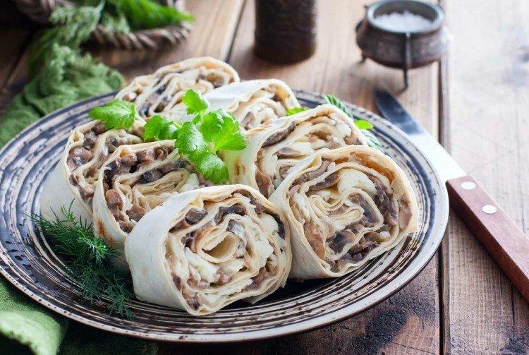 Rouleau de lavash au poulet et aux champignons