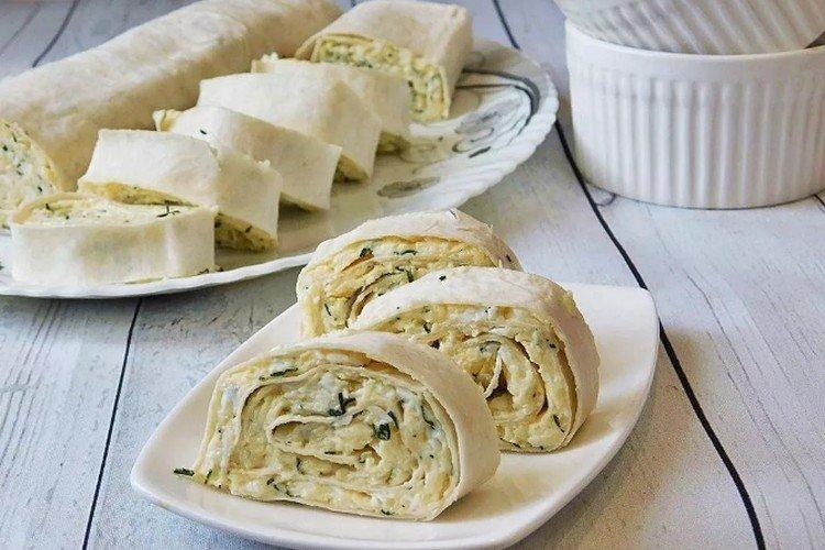 Rouleau de lavash avec oeuf et oignons verts