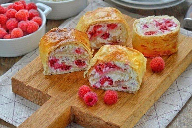 Rouleau de lavash au fromage cottage et aux framboises