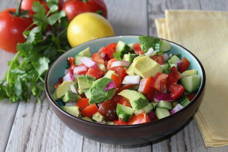 Salade d'avocat aux légumes