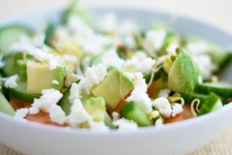 Salade d'avocat et de fromage cottage