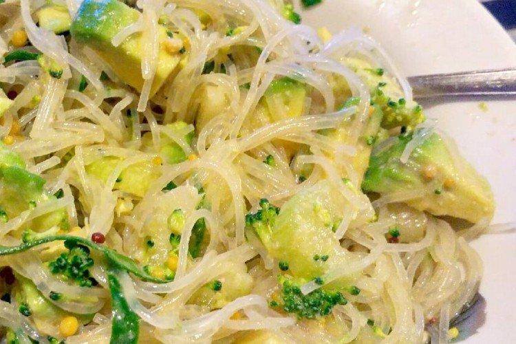 Salade funchose et avocat