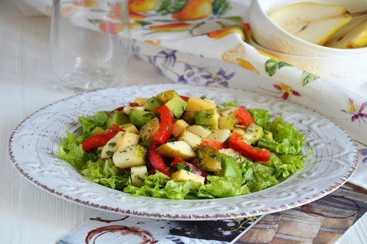 Salade de poires, avocat et fromage