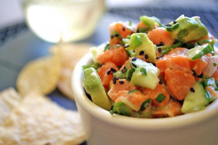 Salade d'avocat et de saumon