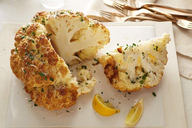 Chou-fleur entier cuit au four