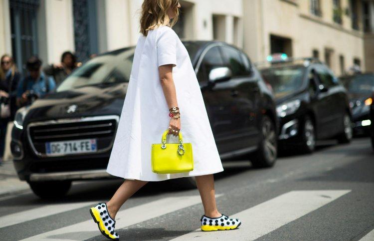 Robe avec des baskets colorées