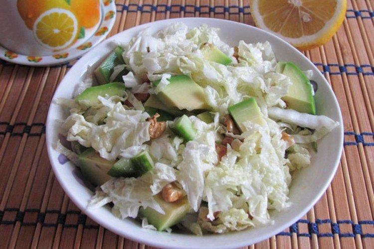 Salade de concombre au chou chinois et avocat