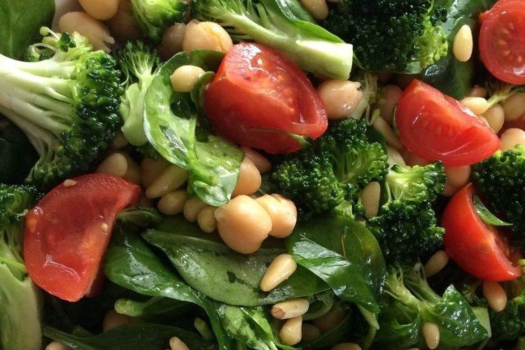 Salade de brocolis et pignons de pin