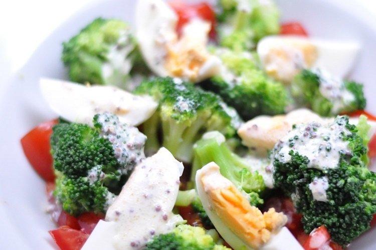 Salade prince aux œufs, brocoli et tomates