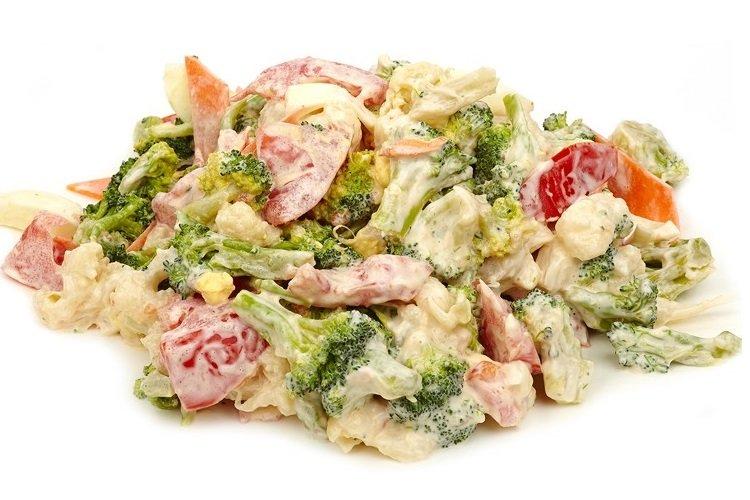 Salade simple avec brocoli et mayonnaise