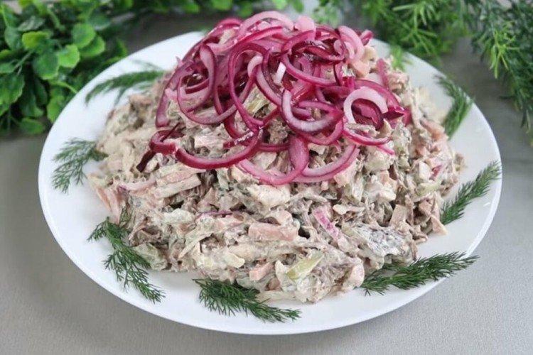 Salade de viande aux poivrons et oignons marinés