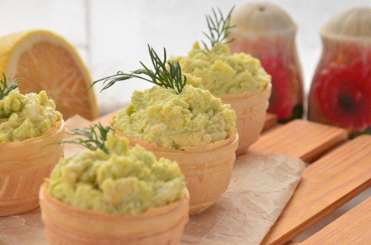 Avec avocat, concombre et olives