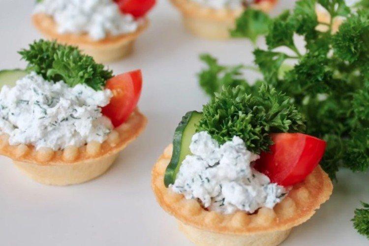 Garniture de cerise, concombre et feta