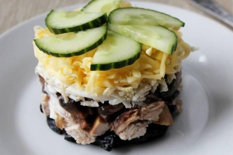 Salade de poulet aux pruneaux et fromage