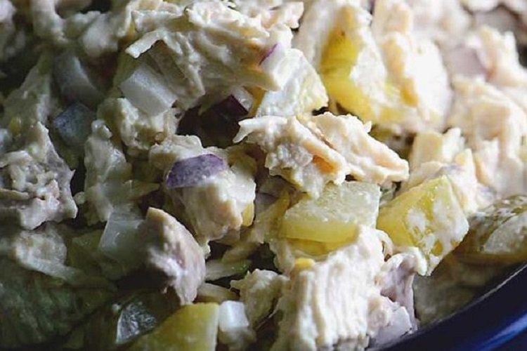 Salade de poulet au fromage et cornichons