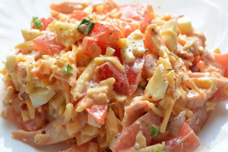 Salade de poulet, fromage et tomates