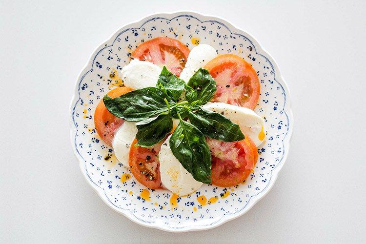 Salade Caprese avec fromage feta et tomates