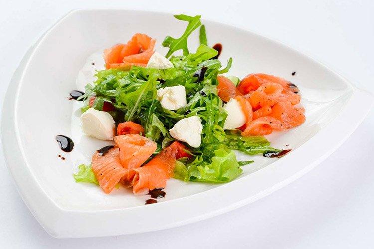 Salade de poisson rouge et fromage feta