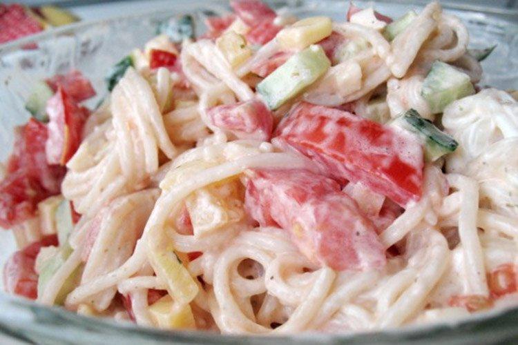 Salade tiède avec fromage feta et pâtes