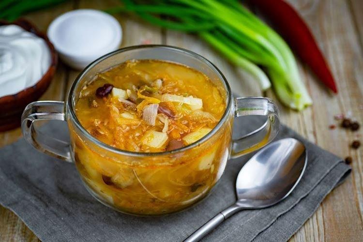 Soupe de chou aux haricots et choucroute