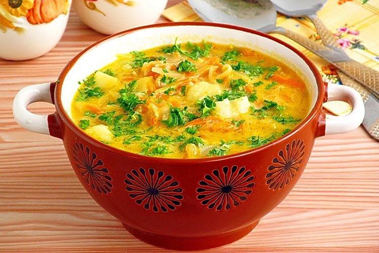 Soupe aux choux avec poulet et choucroute