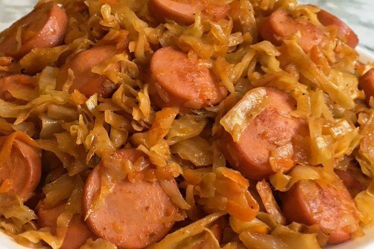 Chou mijoté avec des saucisses