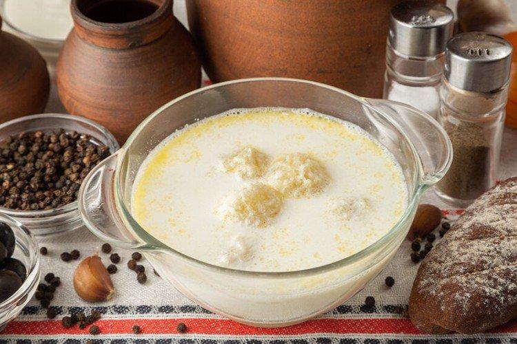 Soupe au lait avec boulettes de semoule