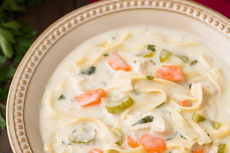 Soupe au lait avec poulet et nouilles