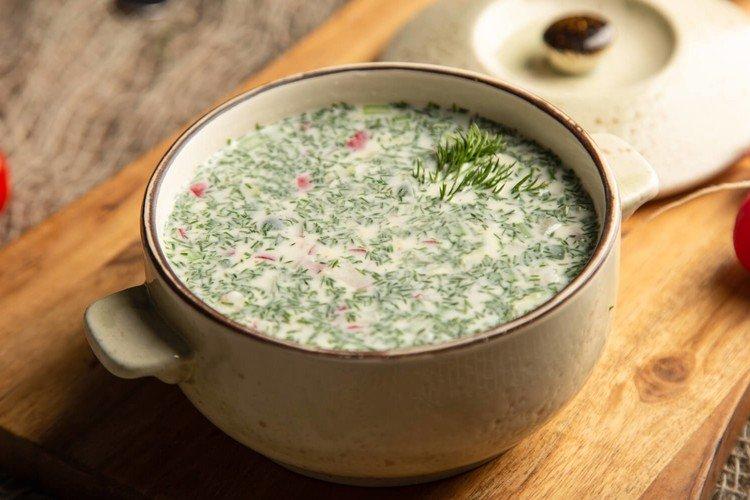 Okroshka sans oeufs avec pomme et poivre