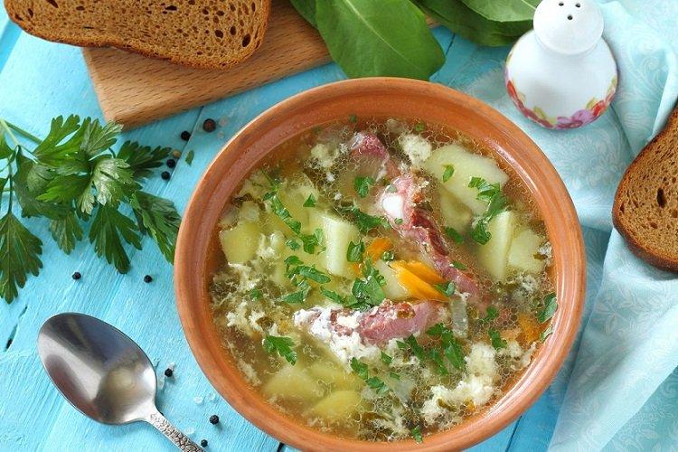 Bortsch vert à l'oseille et côtes fumées