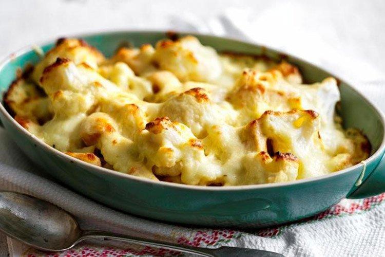 Chou-fleur au four avec du fromage et du poulet