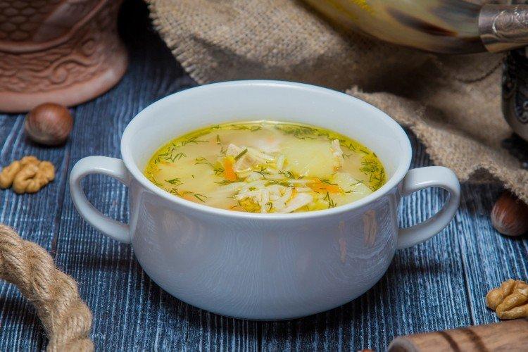 Soupe de poulet aux nouilles et pommes de terre