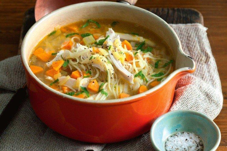 Soupe de poulet aux légumes et nouilles