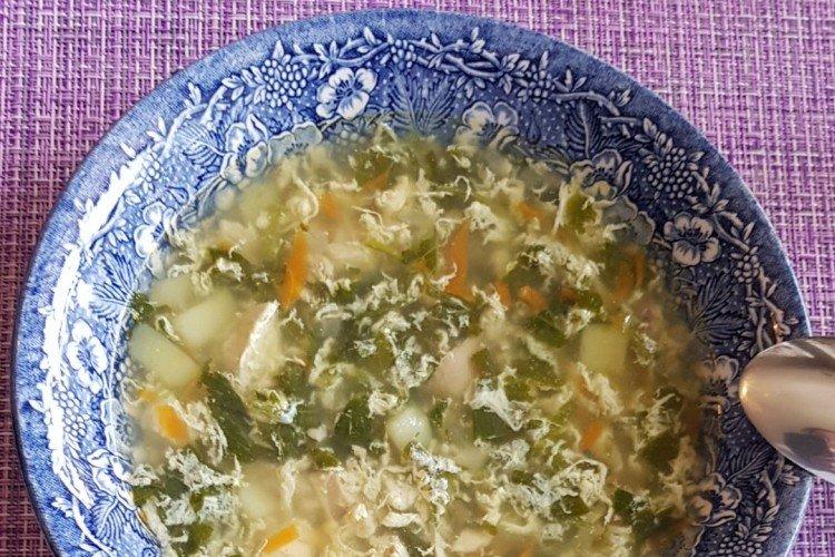 Soupe poulet et nouilles aux oeufs
