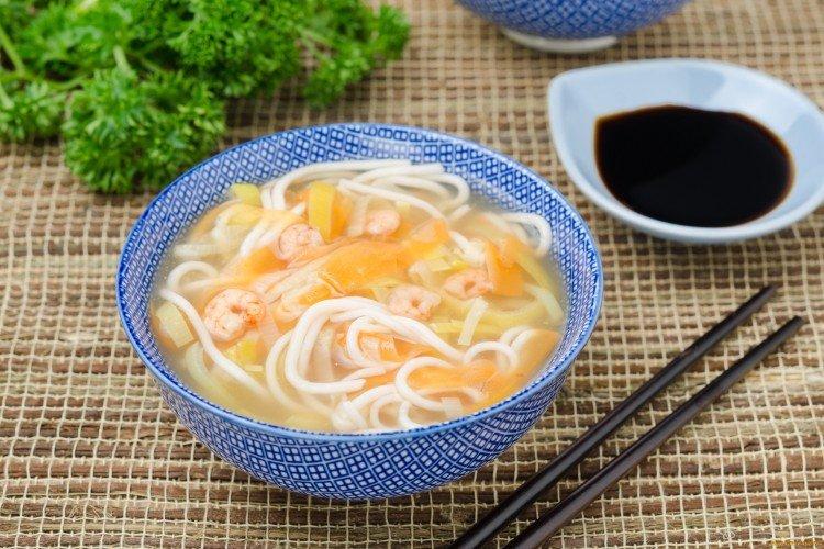 Soupe au poulet, crevettes et nouilles