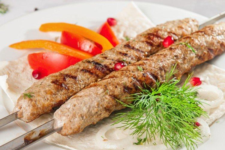 Brochette d'agneau sur le grill