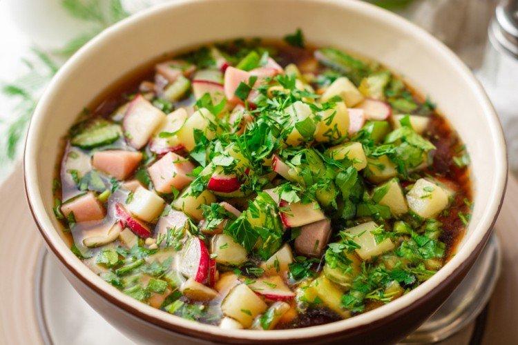 Okroshka sur kvas avec saucisse