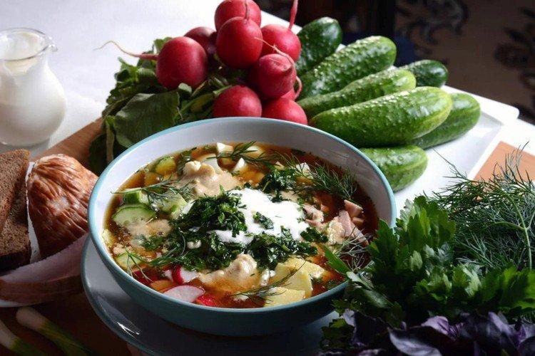 Okroshka avec conserves et kvas