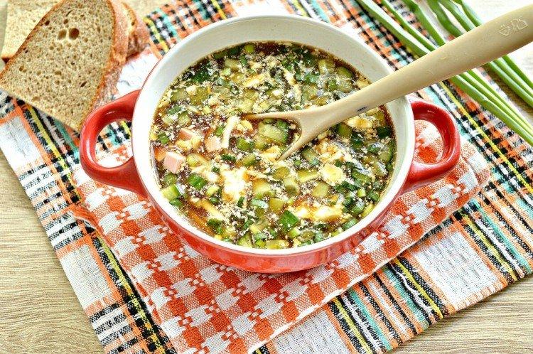 Okroshka aux concombres marinés et kvas