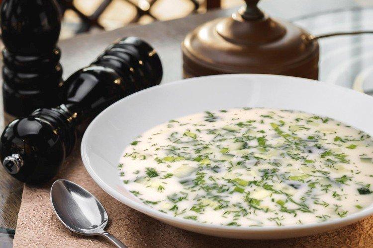 Okroshka sur kéfir avec du fromage cottage