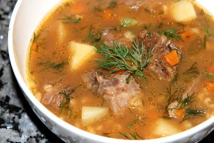 Cornichon à la viande mijotée et orge perlé