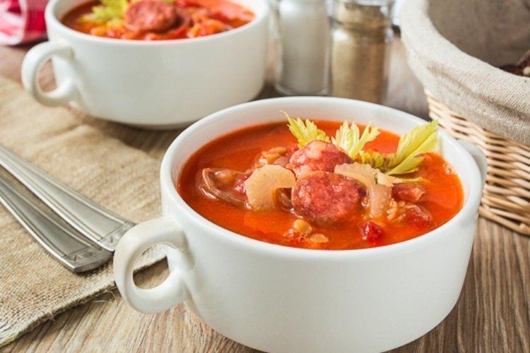 Soupe aux saucisses fumées et oeuf