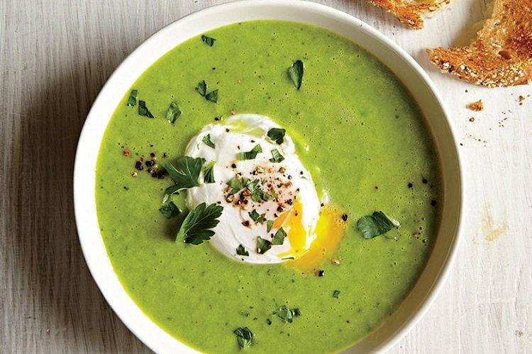 Soupe crémeuse d'asperges à l'oeuf poché