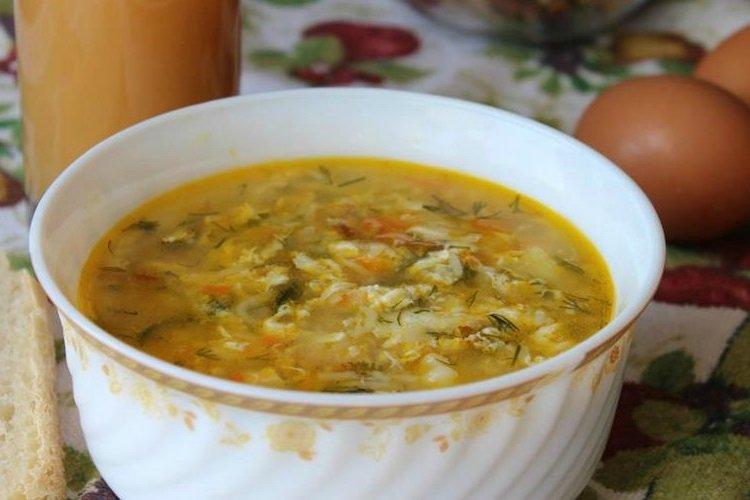 Soupe au poulet avec bavardage d'oeufs